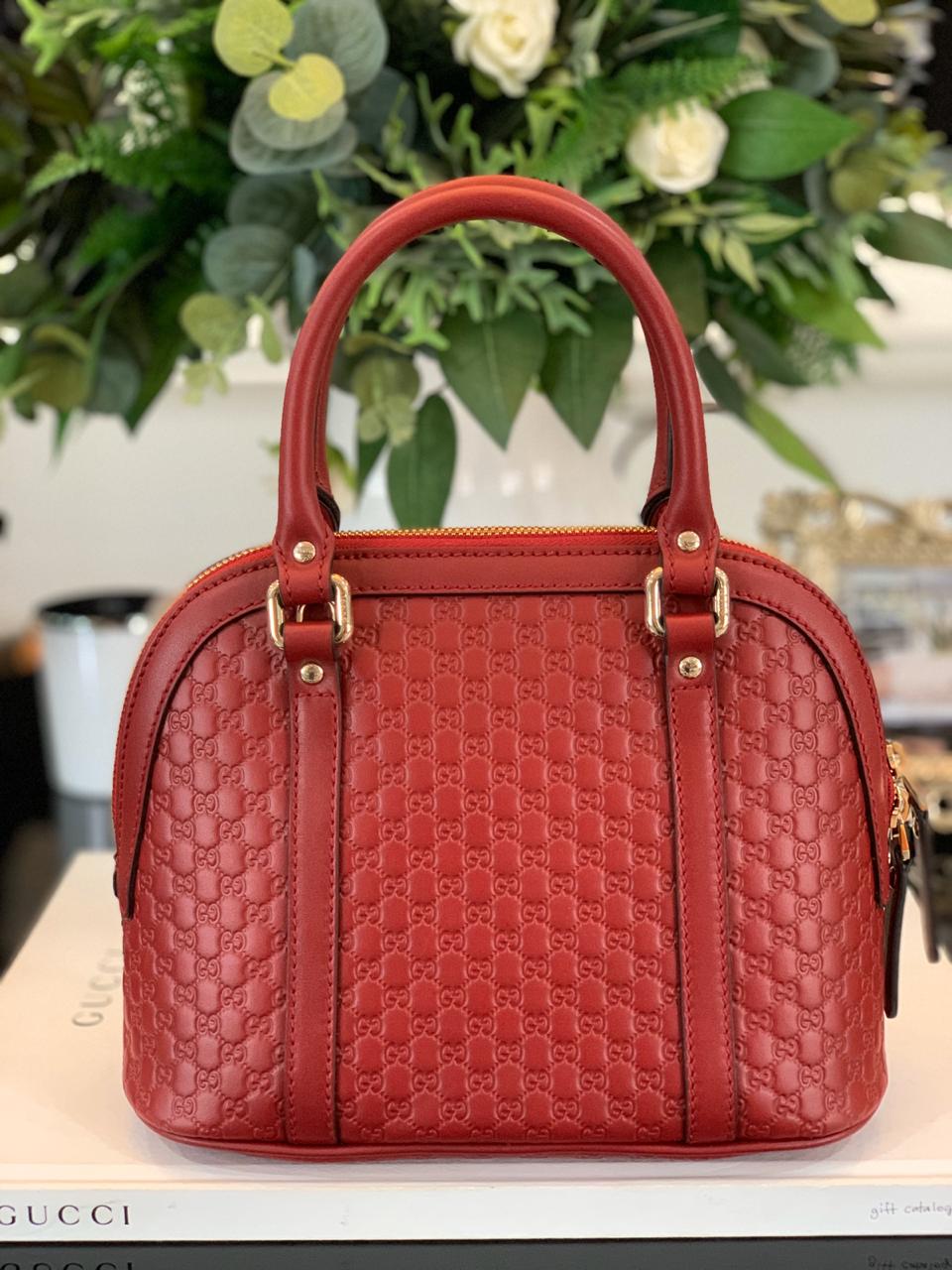 gucci bolsa embossed logo