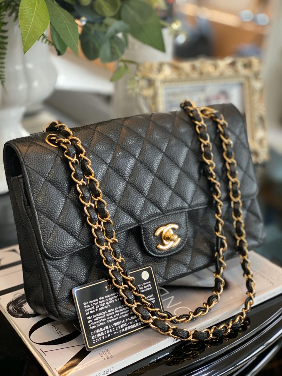 Bolsa Chanel em Couro Lambskin Preta com Ferragem Dourada – Front